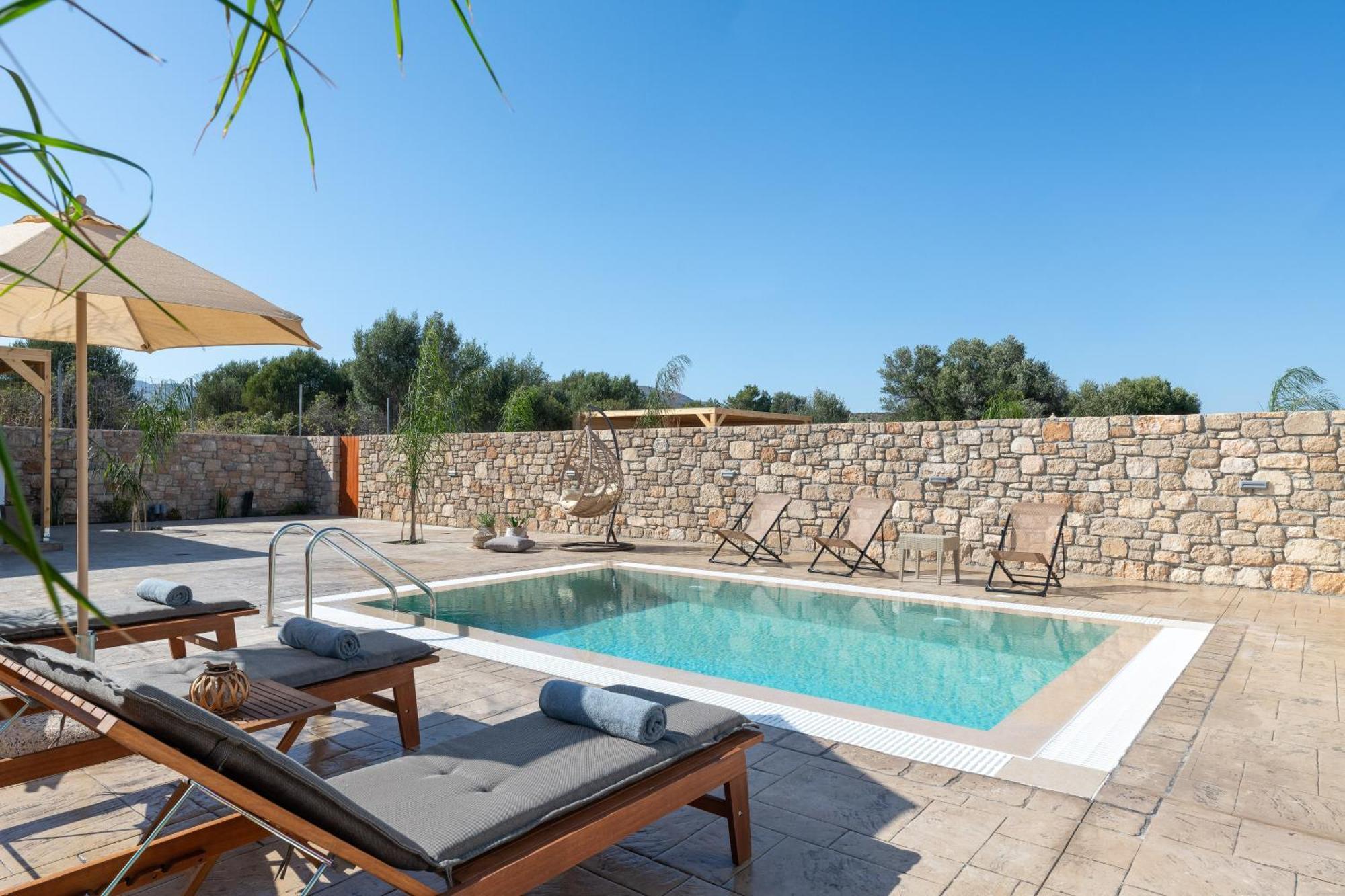 Amora Pool * Gennadi