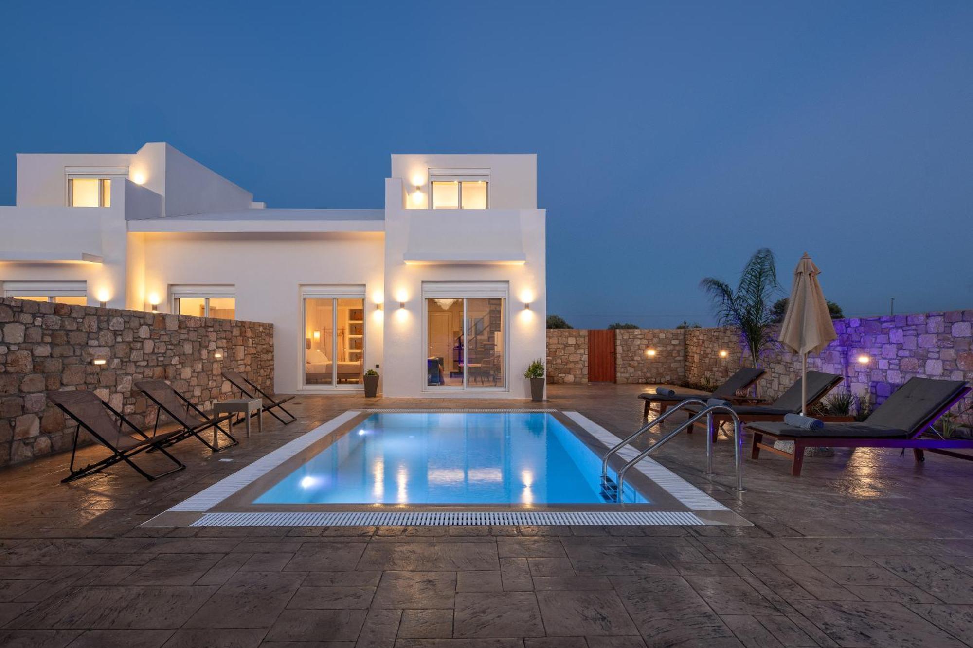 Amora Pool