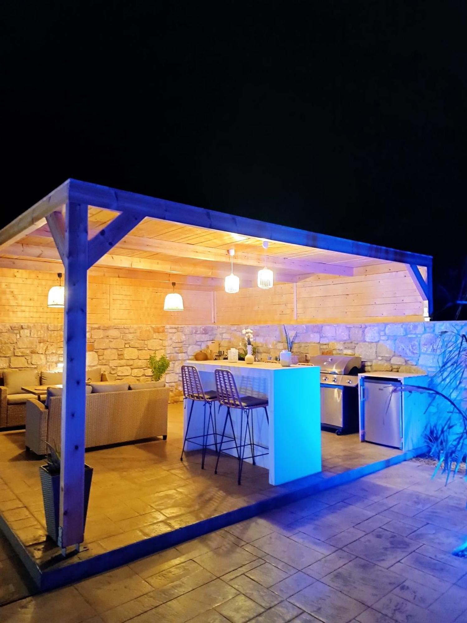 Villa Amora Pool Gennadi